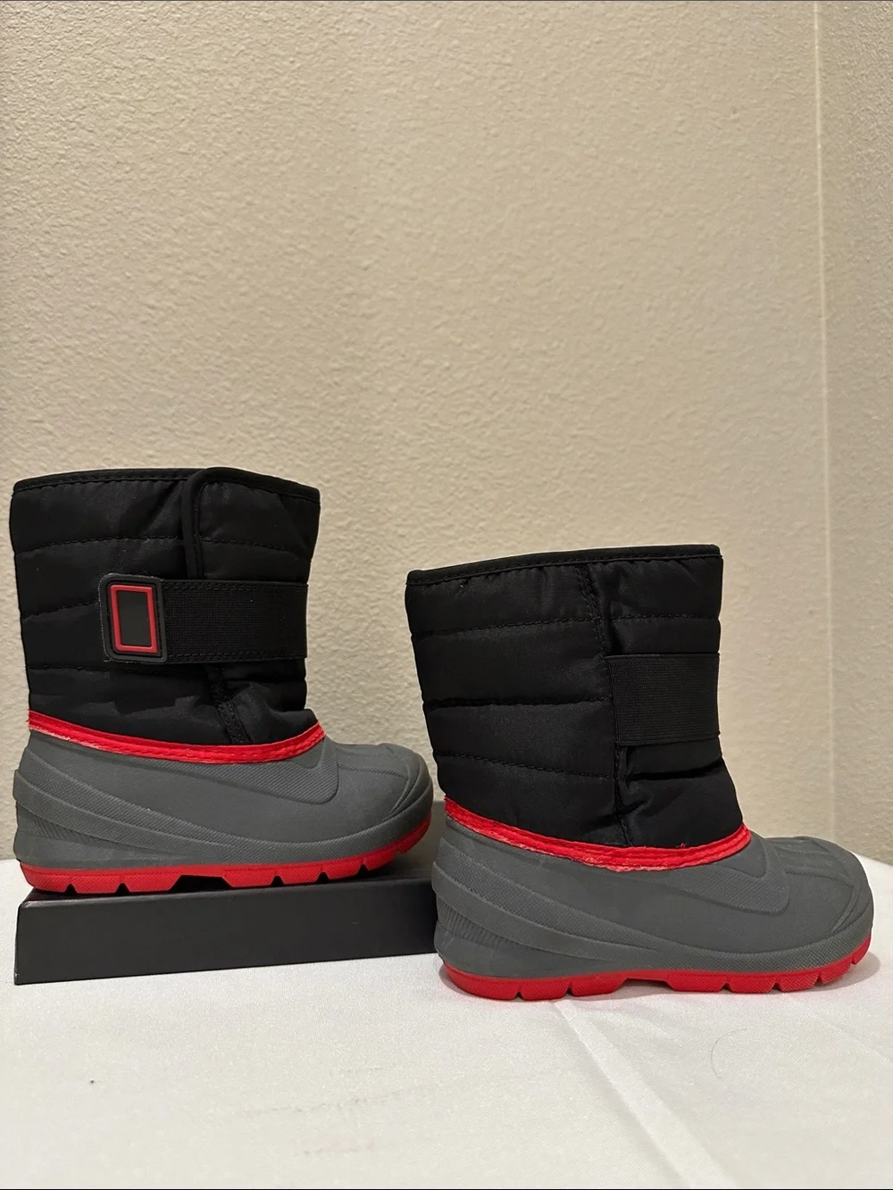 Cat & Jack Toddler size 9 Snow Boots